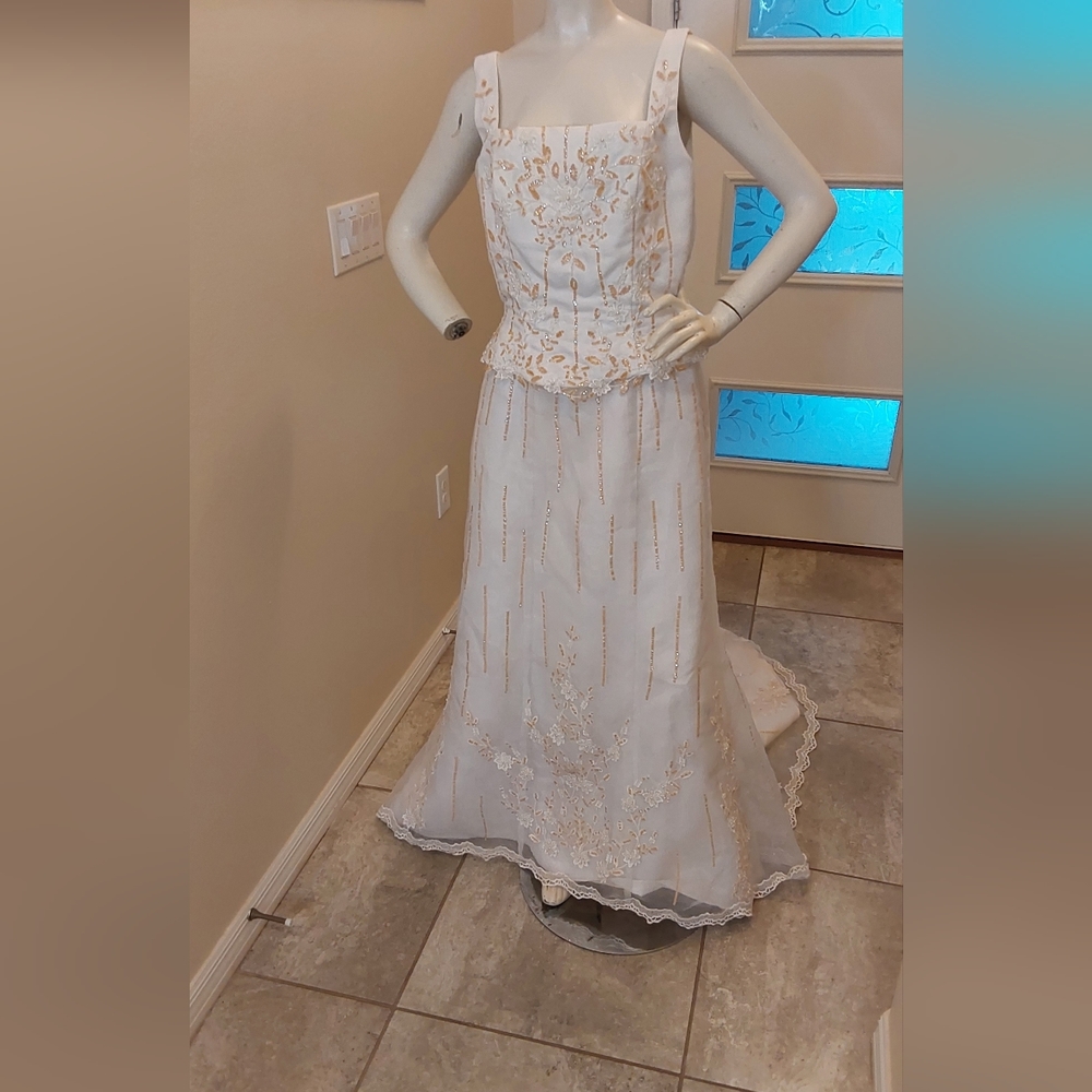 WEDDING GOWN SLEEVELESS SIZE 14